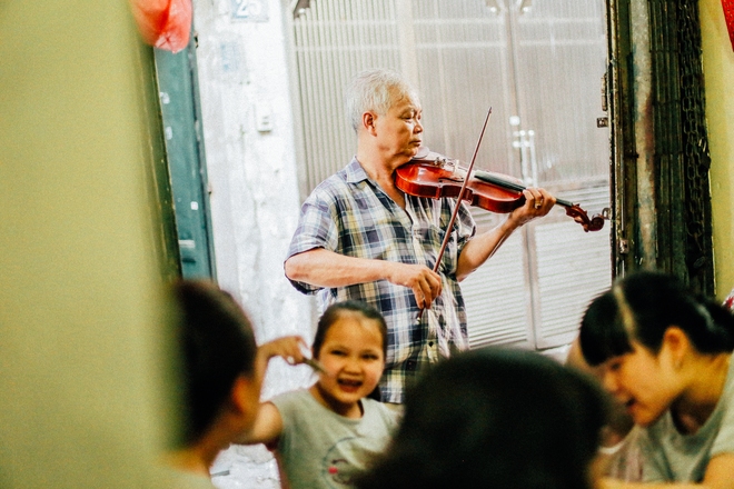 Giữa Hà Nội mùa nắng cháy, quán ốc của ông chủ tay bưng khay, tay kéo violin vẫn nườm nượp khách  - Ảnh 16.