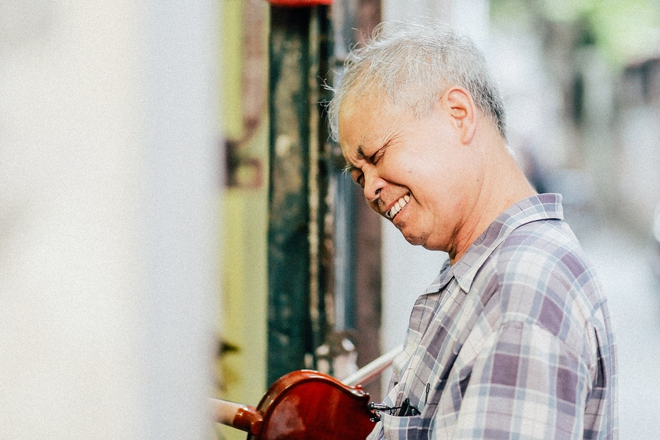 Giữa Hà Nội mùa nắng cháy, quán ốc của ông chủ tay bưng khay, tay kéo violin vẫn nườm nượp khách  - Ảnh 18.