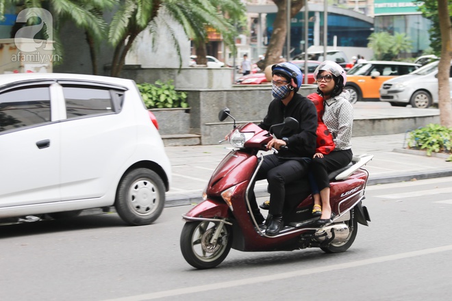 Người Hà Nội thích thú đón đợt gió lạnh đầu tiên trong năm - Ảnh 12.