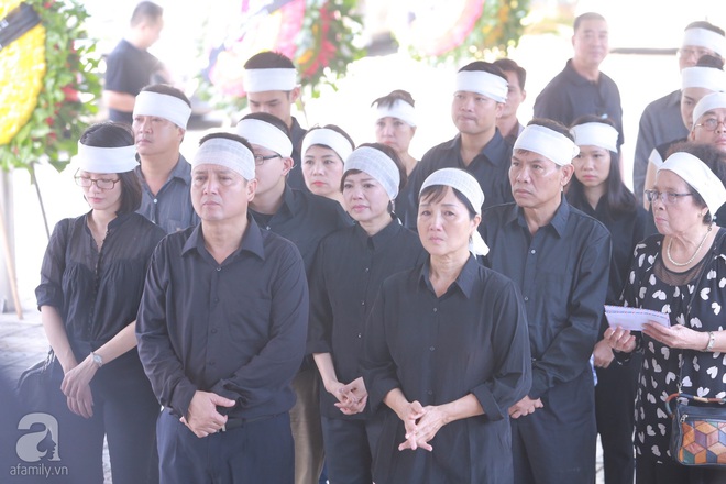 Ch&iacute; Trung - Ngọc Huyền n&eacute;n kh&oacute;c trong đ&aacute;m tang mẹ - Ảnh 1.
