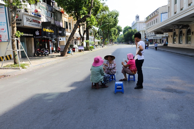 Phố Hà Nội ngày nền nhiệt ngoài trời 50 độ: trưa vắng tanh như chùa bà Đanh, đêm nườm nượp người đi hóng gió - Ảnh 3.