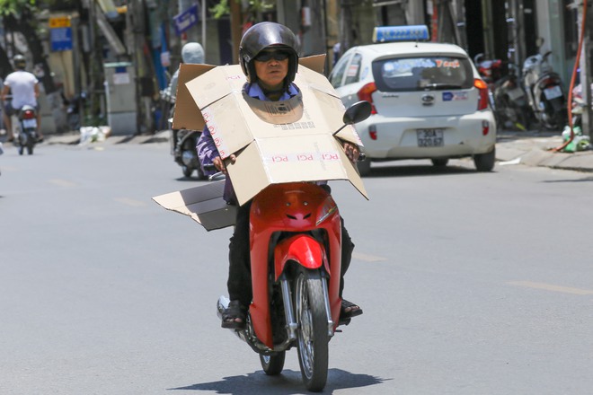 Ngày nóng rồ người như này mới thấy cách chống nắng của người Hà Nội vừa sáng tạo vừa bá đạo - Ảnh 6.