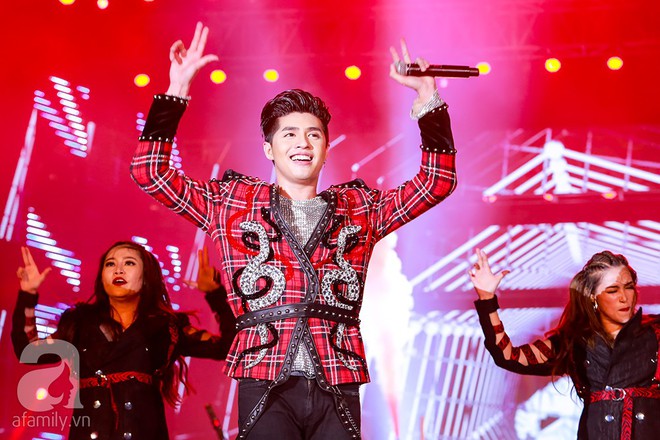 Fan ngất xỉu trong liveshow miễn phí dành cho 20.000 khán giả của Noo Phước Thịnh - Ảnh 11.