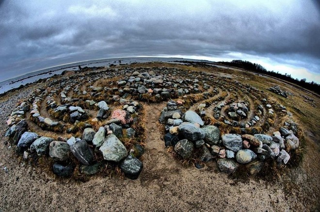 Bí ẩn những mê cung bằng đá khổng lồ nằm giữa hòn đảo nhỏ - Ảnh 1.