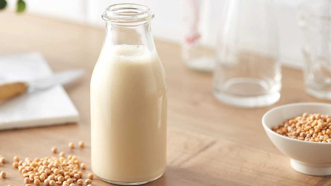 Nếu bạn băn khoăn cho con uống sữa bò hay sữa thực vật thì hãy đọc bài viết này - Ảnh 3.