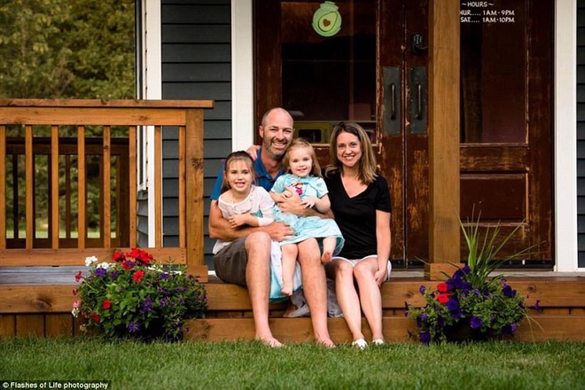 Ngôi nhà mà ông bố tự tay hoàn thành cho 2 cô con gái và câu chuyện khiến ai cũng cảm động - Ảnh 2.