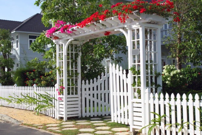 Hàng rào trắng lãng mạn tô điểm cho những ngôi nhà vườn đẹp nên thơ - Ảnh 9.