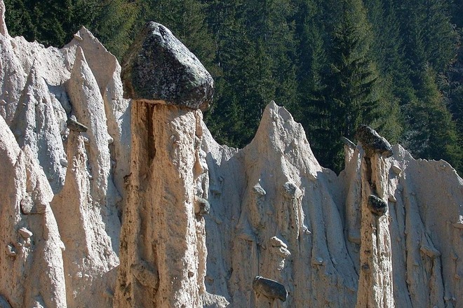 Khám phá bí ẩn về những kim tự tháp bằng đất độc đáo ở nước Ý - Ảnh 10.