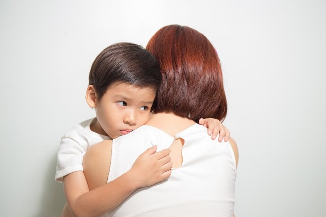 Bắt con ôm hôn người khác thể thể hiện tình cảm, bố mẹ có thể hại con mà không biết - Ảnh 1.