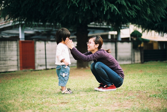 “5 phút thủ thỉ” và “cái ôm 8 giây” - hai cách dạy con ngoan được nhiều cha mẹ Nhật áp dụng - Ảnh 1.
