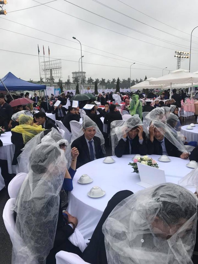 Đi tiệc cưới ngoài trời sang chảnh, hàng trăm khách đội áo mưa, nilon ăn búp phê toàn canh - Ảnh 5.