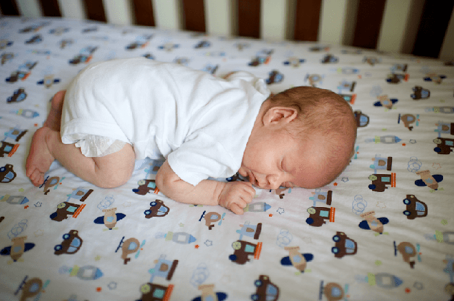 Đứa trẻ nào cũng thích ngủ “chổng mông, sấp mặt”, vì sao vậy nhỉ? - Ảnh 1.