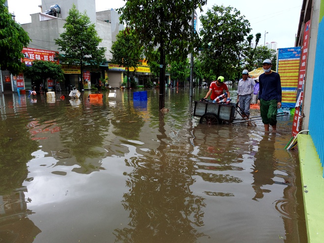 Hà Nội: Nhiều chung cư, khu đô thị bị cô lập vì nước ngập lớn  - Ảnh 10.