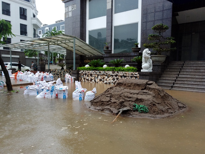 Hà Nội: Nhiều chung cư, khu đô thị bị cô lập vì nước ngập lớn  - Ảnh 16.
