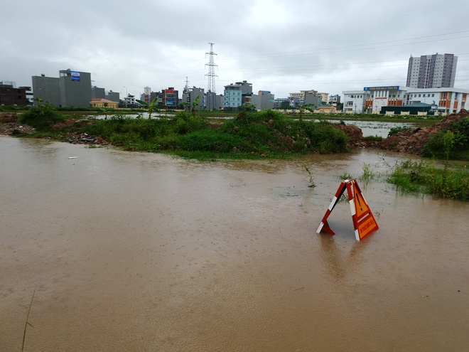 Hà Nội: Nhiều chung cư, khu đô thị bị cô lập vì nước ngập lớn  - Ảnh 8.