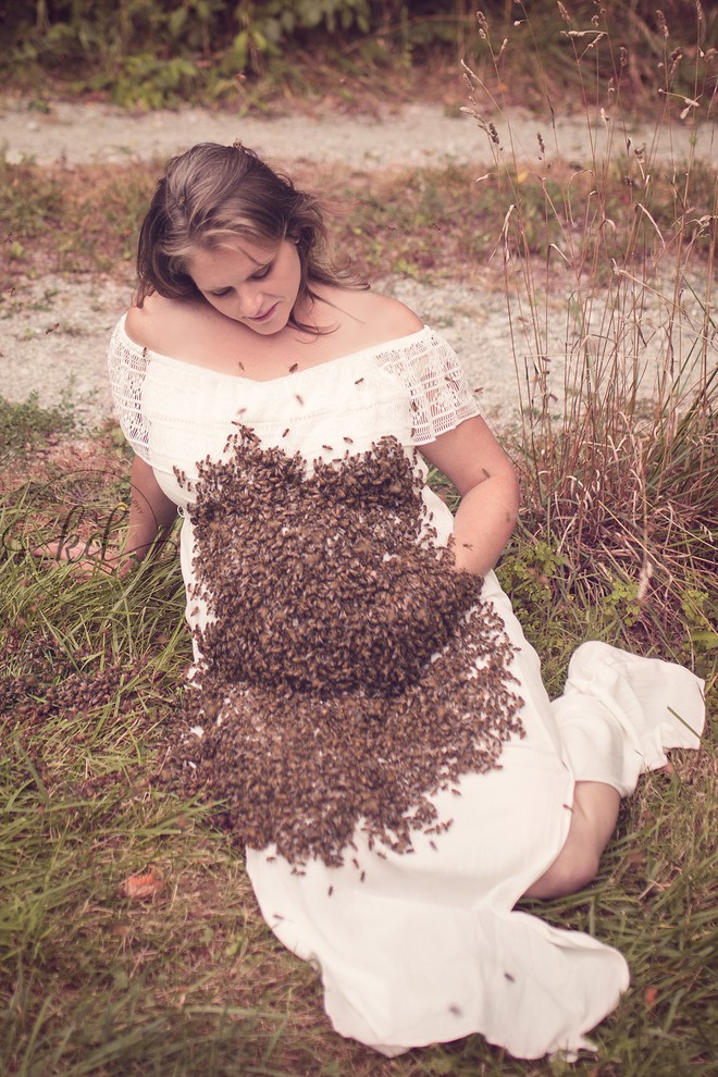 Bí mật bất ngờ phía sau bức hình mẹ bầu chụp hình cùng hàng ngàn con ong - Ảnh 4.