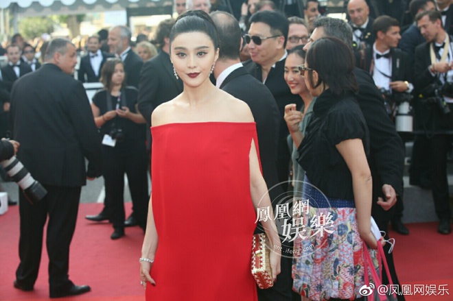 Phạm Băng Băng khiến fan "hết hồn" vì thời trang "xuống dốc không phanh" tại Cannes 2017 Phạm Băng Băng khiến fan "hết hồn" vì thời trang "xuống dốc không phanh" tại Cannes 2017