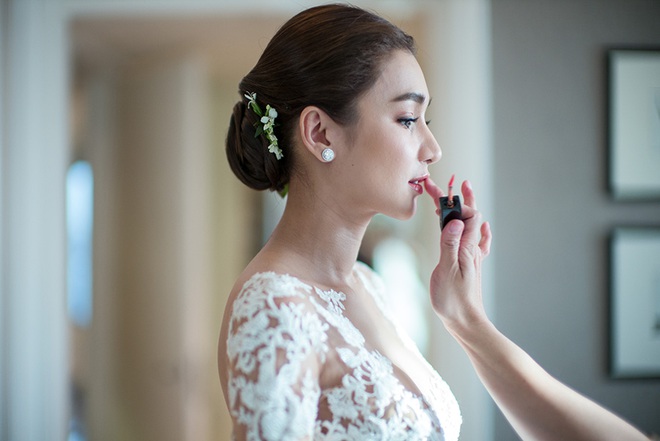 Mỹ nhân đẹp nhất nhì Thái Lan đeo nhẫn kim cương 5 carat, thay 6 bộ váy đắt đỏ trong đám cưới triệu đô - Ảnh 5.
