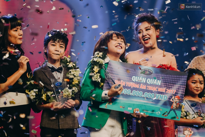 Với số phiếu áp đảo, Soái ca nhí Thiên Khôi chính thức trở thành Quán quân Vietnam Idol Kids 2017 - Ảnh 1.