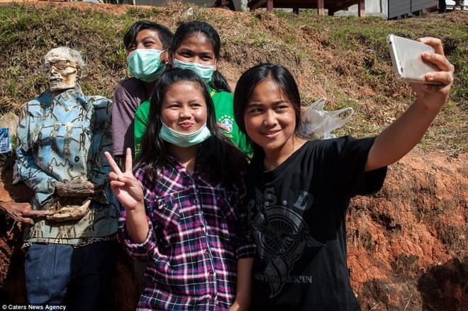 Đào mộ, thay áo mới cho xác chết: Đây chính là một tập tục rùng rợn nhất tại Indonesia - Ảnh 7.