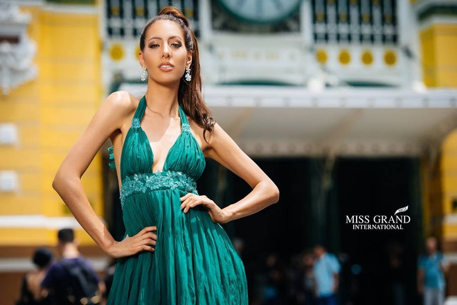 Lỗi thời trang của dàn thí sinh Miss Grand International: Người khoe hai lưng, người diện đầm như đồ cũ 10 năm trước - Ảnh 11. Lỗi thời trang của dàn thí sinh Miss Grand International: Người khoe hai lưng, người diện đầm như đồ cũ 10 năm trước - Ảnh 11.