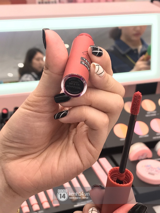 Clip nóng bỏng tay: Swatch cận cảnh loạt màu son 3CE Velvet Lip Tint đang gây sốt - Ảnh 13. Clip nóng bỏng tay: Swatch cận cảnh loạt màu son 3CE Velvet Lip Tint đang gây sốt - Ảnh 13.