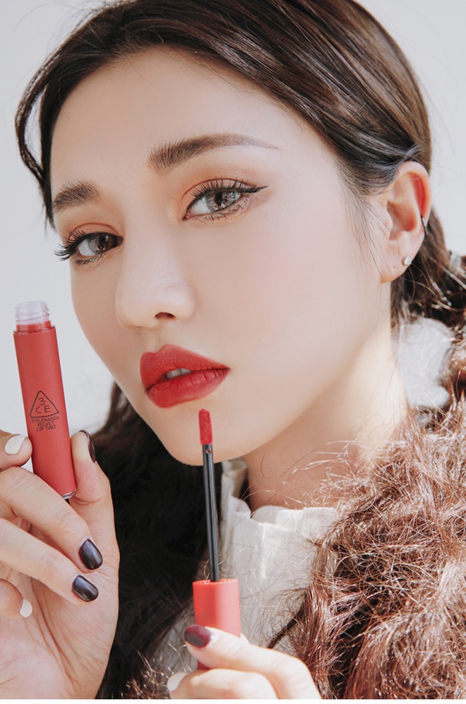 Clip nóng bỏng tay: Swatch cận cảnh loạt màu son 3CE Velvet Lip Tint đang gây sốt - Ảnh 14. Clip nóng bỏng tay: Swatch cận cảnh loạt màu son 3CE Velvet Lip Tint đang gây sốt - Ảnh 14.