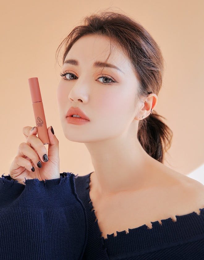 Clip nóng bỏng tay: Swatch cận cảnh loạt màu son 3CE Velvet Lip Tint đang gây sốt - Ảnh 15. Clip nóng bỏng tay: Swatch cận cảnh loạt màu son 3CE Velvet Lip Tint đang gây sốt - Ảnh 15.