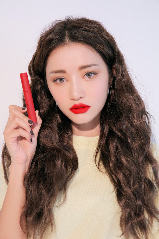 Clip nóng bỏng tay: Swatch cận cảnh loạt màu son 3CE Velvet Lip Tint đang gây sốt - Ảnh 17. Clip nóng bỏng tay: Swatch cận cảnh loạt màu son 3CE Velvet Lip Tint đang gây sốt - Ảnh 17.