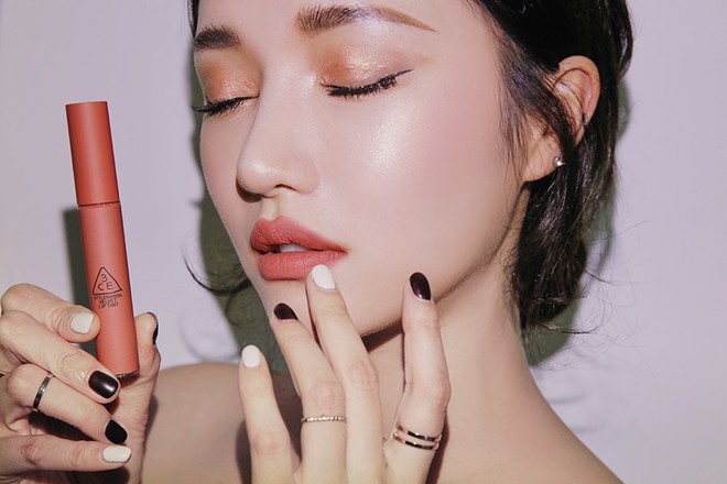 Clip nóng bỏng tay: Swatch cận cảnh loạt màu son 3CE Velvet Lip Tint đang gây sốt - Ảnh 20. Clip nóng bỏng tay: Swatch cận cảnh loạt màu son 3CE Velvet Lip Tint đang gây sốt - Ảnh 20.
