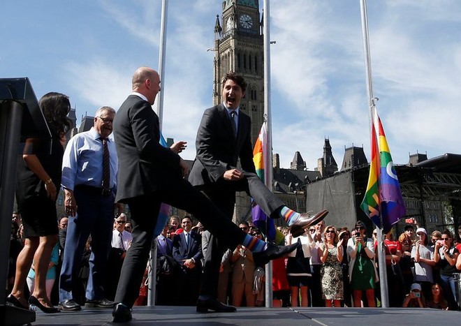 Đôi tất 'cờ lục sắc' ông mang trong một sự kiện ủng hộ LGBT đã thể hiện rõ ràng quan điểm của vị thủ tướng này với tình yêu đồng giới.