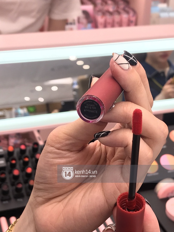 Clip nóng bỏng tay: Swatch cận cảnh loạt màu son 3CE Velvet Lip Tint đang gây sốt - Ảnh 10. Clip nóng bỏng tay: Swatch cận cảnh loạt màu son 3CE Velvet Lip Tint đang gây sốt - Ảnh 10.