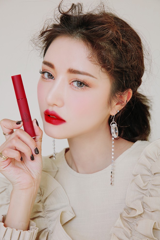 Clip nóng bỏng tay: Swatch cận cảnh loạt màu son 3CE Velvet Lip Tint đang gây sốt - Ảnh 11. Clip nóng bỏng tay: Swatch cận cảnh loạt màu son 3CE Velvet Lip Tint đang gây sốt - Ảnh 11.