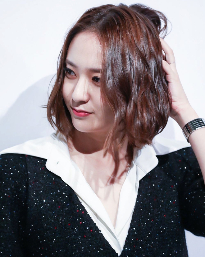 Nàng nào cắt tóc cũng xinh lên, do Krystal đen thôi, chứ đỏ thì quên đi - Ảnh 4. Nàng nào cắt tóc cũng xinh lên, do Krystal đen thôi, chứ đỏ thì quên đi - Ảnh 4.