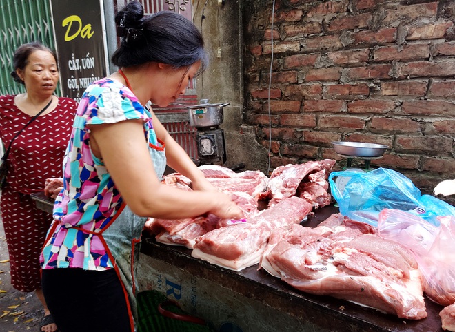 Hà Nội: Bà nội chợ méo mặt vì rau xanh khan hiếm, giá tăng gấp đôi sau ngập lụt - Ảnh 6.