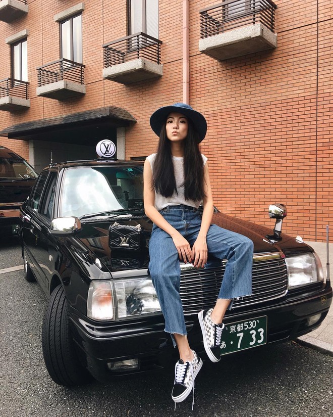 Street style châu Á: người áo thun đơn giản, người bèo nhún điệu đà - Ảnh 3.