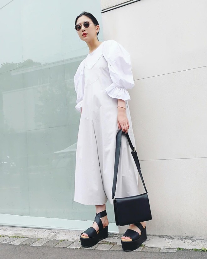 Street style châu Á: người áo thun đơn giản, người bèo nhún điệu đà - Ảnh 10.