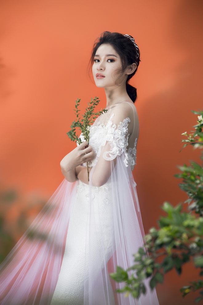 Á hậu Thùy Dung như nàng công chúa yêu kiều trong loạt váy trắng tinh - Ảnh 11.