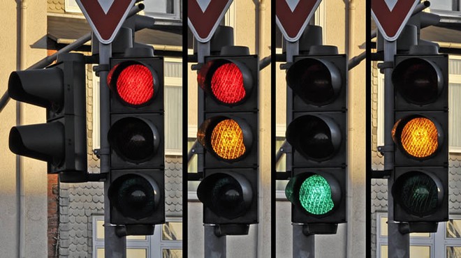Cả bảng màu sắc phong phú, tại sao xanh - đỏ - vàng lại được chọn làm đèn tín hiệu giao thông? - Ảnh 2.