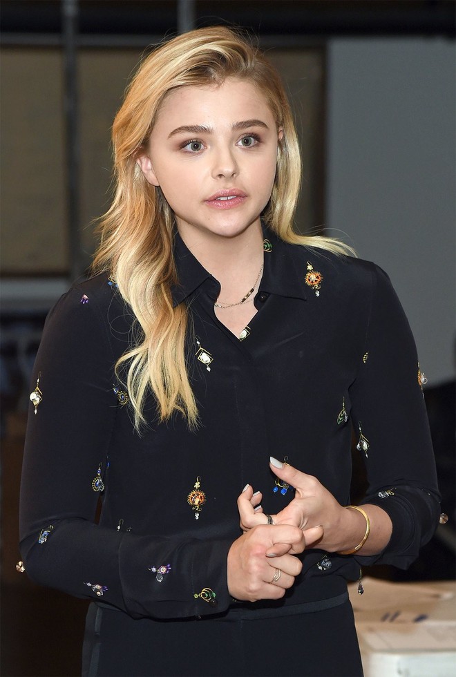 Hẹn hò cậu cả nhà Beckham, Chloe Moretz tích cực diện đồ do bà Beck thiết kế và ngày càng có style giống mẹ chồng tương lai - Ảnh 3.