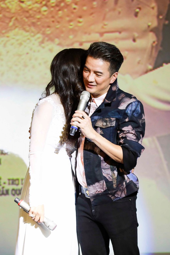 Sau khi đi bão mừng U23 Việt Nam, Đàm Vĩnh Hưng tình tứ song ca với học trò - Ảnh 6.