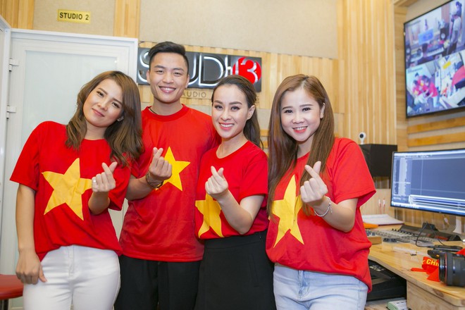 Đàm Vĩnh Hưng, Lam Trường cùng loạt sao Việt bất ngờ hội họp trong MV ca nhạc cổ vũ U23 Việt Nam - Ảnh 5.