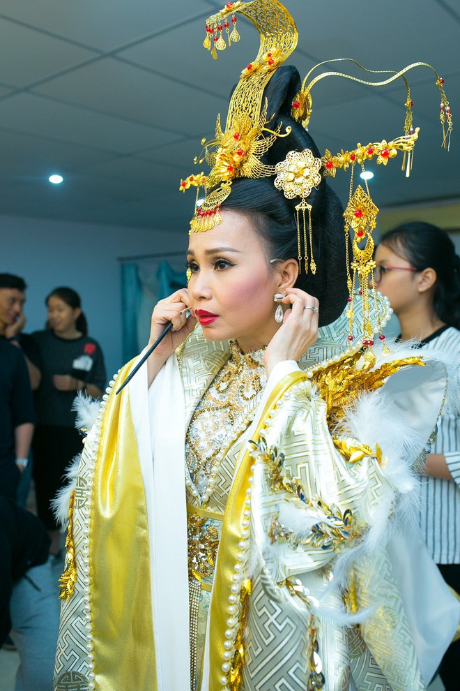Fan há hốc kinh ngạc khi ngắm long bào tiền tỷ của Đàm Vĩnh Hưng - Ảnh 7.