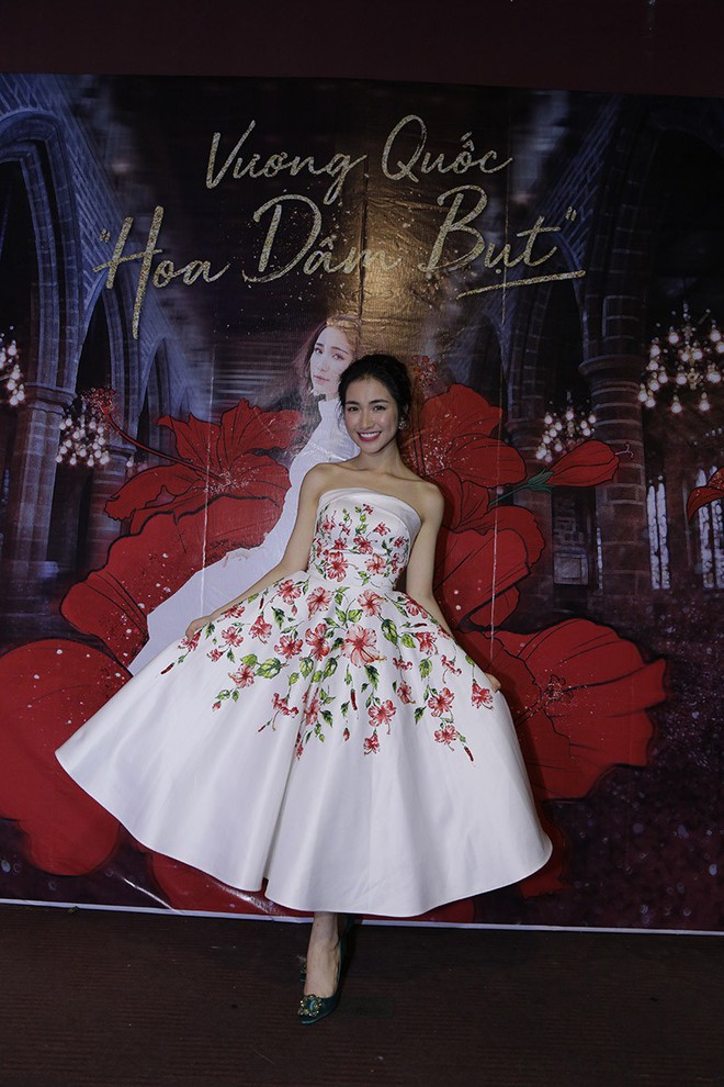 Chứng tỏ độ chịu chơi nhất showbiz, Hòa Minzy tặng... hoa dâm bụt cho khán giả - Ảnh 7.