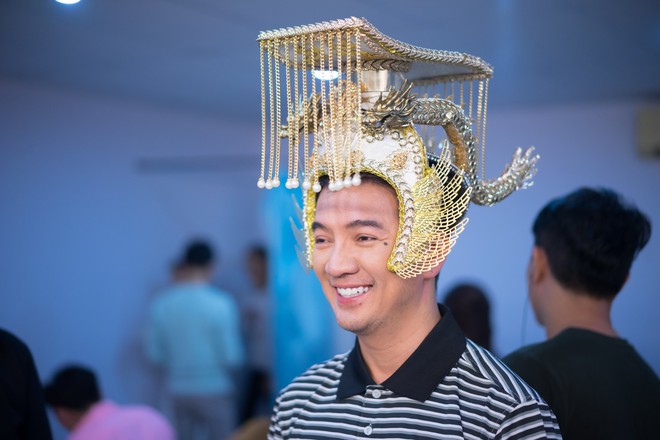 Fan há hốc kinh ngạc khi ngắm long bào tiền tỷ của Đàm Vĩnh Hưng - Ảnh 5.