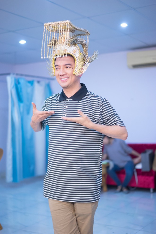 Fan há hốc kinh ngạc khi ngắm long bào tiền tỷ của Đàm Vĩnh Hưng - Ảnh 6.