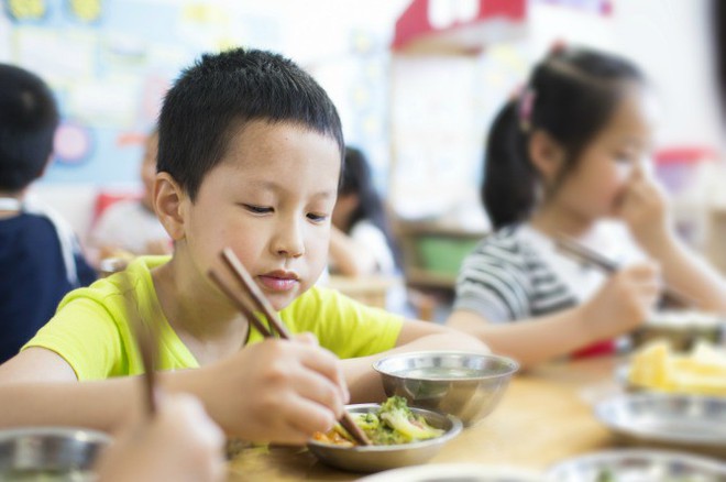 Dù là MUỐI hay ĐƯỜNG, thì cũng KHÔNG BAO GIỜ nên nêm nếm vào đồ ăn của trẻ nhỏ - Ảnh 1.