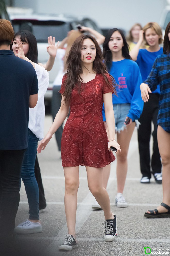 Nếu định đi chơi xa Tết này, bạn hãy học Nayeon (Twice) sắm những món đồ sau - Ảnh 4.