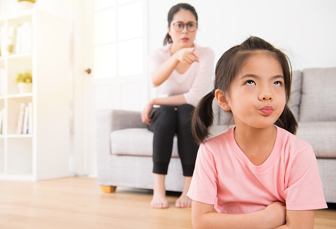 4 cách hành xử sai lầm của cha mẹ khiến con đã bướng bỉnh càng bướng bỉnh hơn - Ảnh 2.