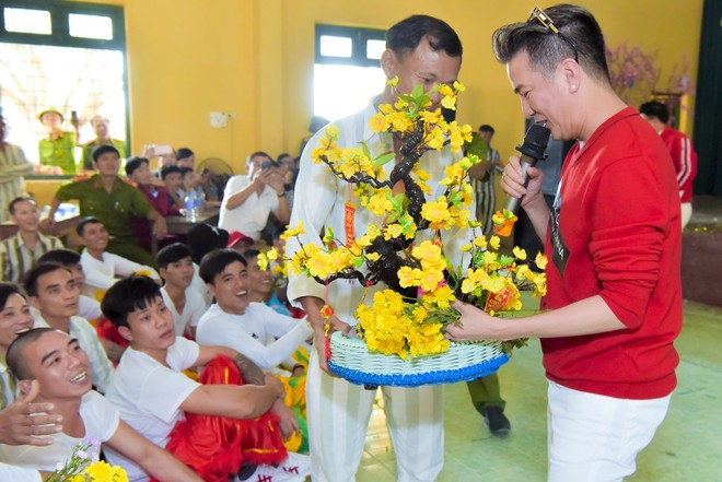 Không ai như Đàm Vĩnh Hưng: Dành ngày Valentine để hát cho các phạm nhân  - Ảnh 7.